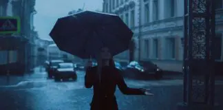 Znamy datę prawdziwego załamania pogody. Temperatura spadnie miejscami o ponad 10 stopni Osoba z parasolem idąca ulicą w strugach deszczu (zdjęcie ilustracyjne)