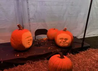 Wydrążone dynie z wyciętymi twarzami jako dekoracja na Halloween