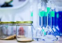 Szklane naczynia laboratoryjne w pracowni chemicznej (zdjęcie ilustracyjne)