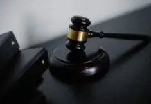 Pobił żonę i zostawił ją na mrozie przed domem. Sąd uznał, że to nie było zabójstwo Pobił żonę i zostawił ją na mrozie przed domem. Sąd uznał, że to nie było zabójstwo