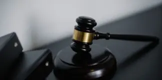Pobił żonę i zostawił ją na mrozie przed domem. Sąd uznał, że to nie było zabójstwo Młotek sędziowski na biurku w sądzie (zdjęcie ilustracyjne)