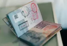 Hakerzy włamali się do popularnego serwisu turystycznego. Wyciekły dane paszportowe klientów Otwarty paszport z pieczątkami granicznymi (zdjęcie ilustracyjne)