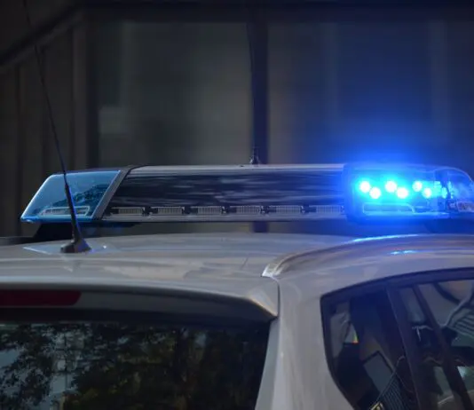 Wpisywał w wyszukiwarkę przerażające hasła. 15-latek miał planować zamach w centrum handlowym Radiowóz policyjny z włączonymi niebieskimi światłami nocą (zdjęcie ilustracyjne)