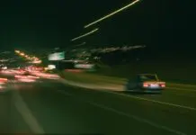 Rozmyte światła samochodów pędzących nocą po drodze szybkiego ruchu (zdjęcie ilustracyjne)