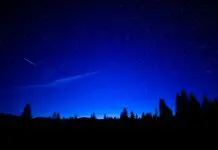 Smuga meteoru na rozgwieżdżonym nocnym niebie (zdjęcie ilustracyjne)