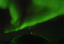 Zorza polarna nad stacją badawczą Amundsen-Scott na biegunie południowym