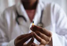 Darmowe szczepienia przeciw HPV także dla dorosłych. Nowa grupa skorzysta tylko przez kilka miesięcy Dłonie w rękawiczkach trzymające strzykawkę ze szczepionką