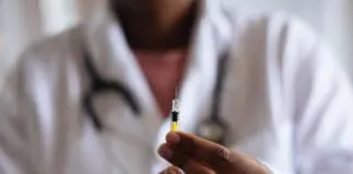 Darmowe szczepienia przeciw HPV także dla dorosłych. Nowa grupa skorzysta tylko przez kilka miesięcy Dłonie w rękawiczkach trzymające strzykawkę ze szczepionką