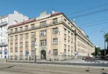 Nawet 552 zł więcej dla wcześniejszych emerytów. ZUS przeliczy świadczenia prawie 200 tysięcy seniorów Budynek Zakładu Ubezpieczeń Społecznych przy ulicy Działdowskiej w Warszawie