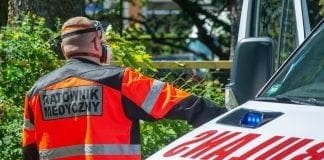Ratownik medyczny przy karetce pogotowia