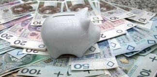 Banknoty i monety polskie na blacie