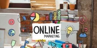 Biurko z laptopem i dokumentami, symbol pracy nad marketingiem internetowym