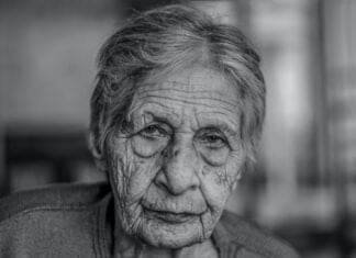 Staruszka straciła oszczędności i biżuterię. Uwierzyła oszustom, że wnuk miał wypadek