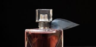 Flakony perfum ustawione obok siebie