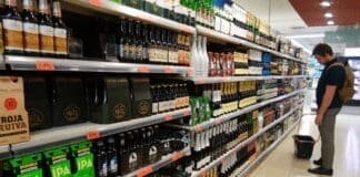 Symboliczne zdjęcie związane z tematem uzależnienia od alkoholu