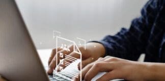 Dłoń mężczyzny obsługująca cyfrową bazę dokumentów na laptopie