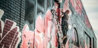 Graffiti na miejskim murze w Warszawie