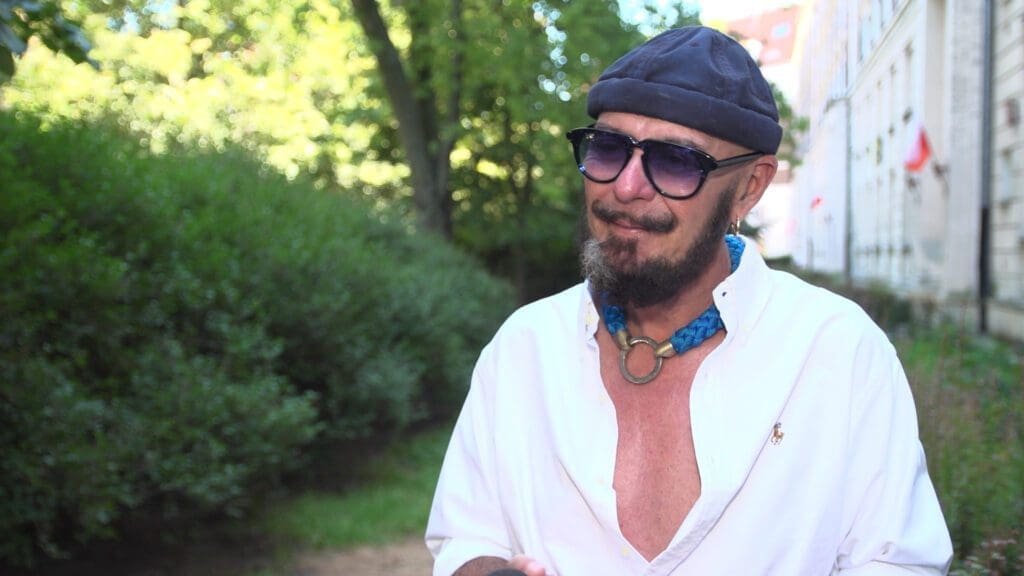 Tomasz Jacyków: Ludzie z niską samooceną zakładają cudze metki i eksponują wielkie logo. Często noszą ubrania podrabiane, czyli są to udawacze, oszuści