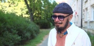 Tomasz Jacyków, stylista, w ubraniach z second handu