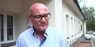 Piotr Zelt, aktor, podczas jazdy na rowerze