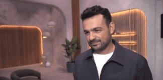 Robert El Gendy, prezenter telewizyjny, w studiu telewizyjnym