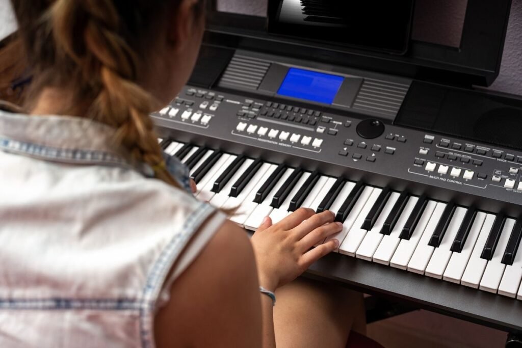 Keyboard muzyczny jako sposób na relaks i rozwój – korzyści z gry na instrumencie
