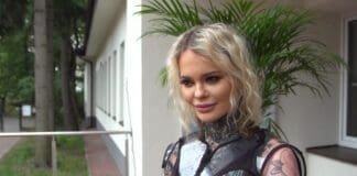 Monika Miller, modelka, w swojej niewielkiej garderobie