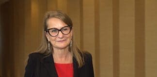 Personel szpitala podczas konsultacji nad jakością opieki nad pacjentem