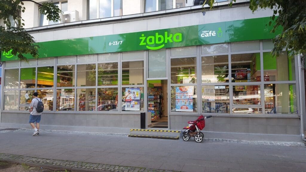 Od ilu lat można pracować w Żabce? Wiek, warunki i limity godzin 2026