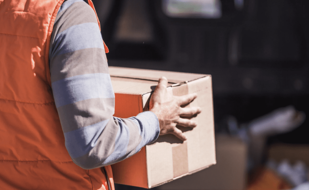 Nowa polityka zwrotów w Zalando. Klientom może się ona nie spodobać paczka w tranzycie