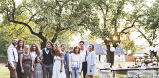 Jak ubrać się na wesele jako gość? Dress code i stylizacje 2026