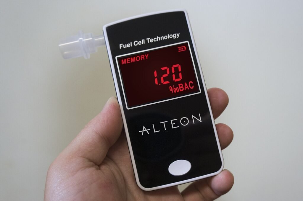 Na ile zabierają prawo jazdy za alkohol 1 promil? Kary 2026 na ile zabierają prawo jazdy za alkohol 1 promil Elektroniczny alkomat z wyświetlaczem i ustnikiem do pomiaru zawartości alkoholu w wydychanym powietrzu