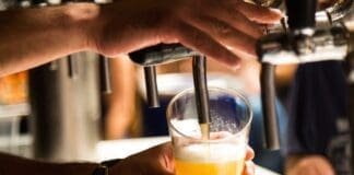 Pracownicy biorą coraz więcej L4 z powodu nadużycia alkoholu. Głównie są to osoby w wieku 40-49 lat