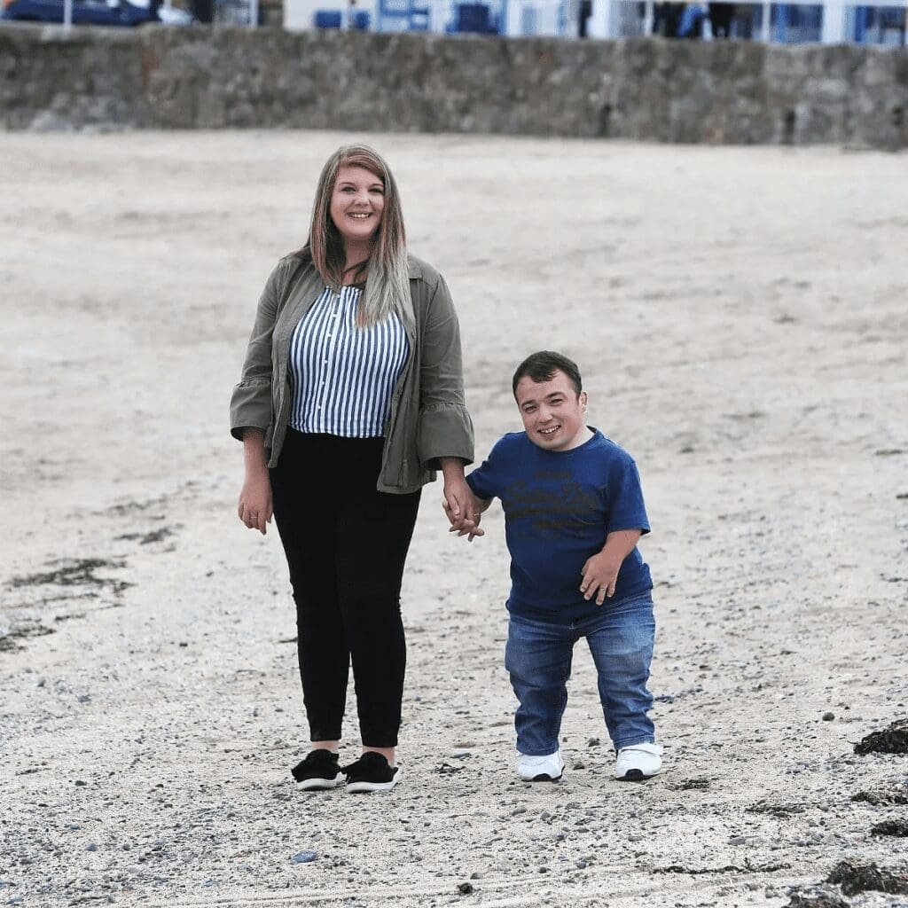 Mężczyzna mający 110 cm wzrostu ożenił się z wysoką kobietą: historia miłości, która podbiła serca milionów