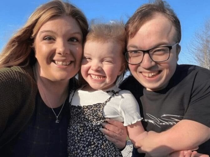 Mężczyzna mający 110 cm wzrostu ożenił się z wysoką kobietą: historia miłości, która podbiła serca milionów