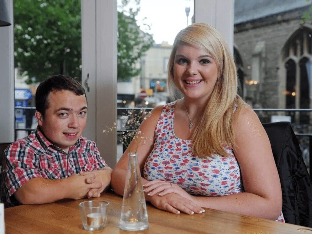 Mężczyzna mający 110 cm wzrostu ożenił się z wysoką kobietą: historia miłości, która podbiła serca milionów