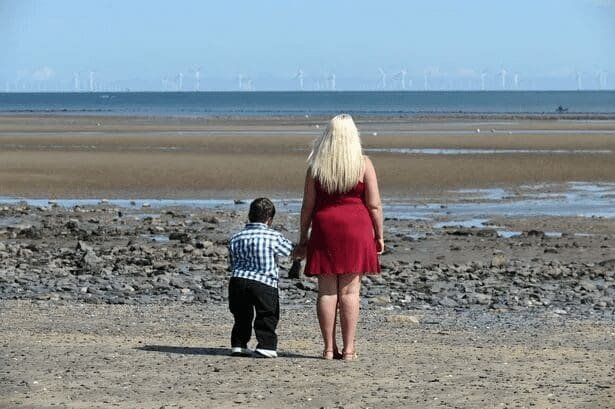 Mężczyzna mający 110 cm wzrostu ożenił się z wysoką kobietą: historia miłości, która podbiła serca milionów