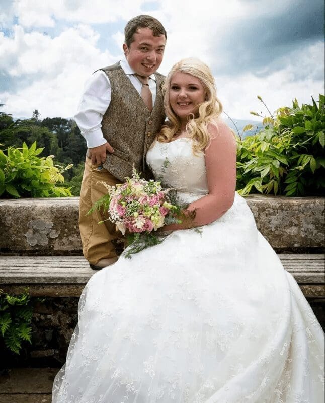 Mężczyzna mający 110 cm wzrostu ożenił się z wysoką kobietą: historia miłości, która podbiła serca milionów