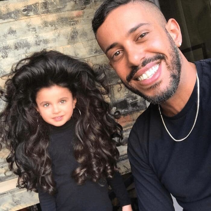 „Co za Mała Gwiazda!”: 5-letnia Dziewczynka Zachwyca Internet Swoimi Bajecznymi Włosami, Ale Nie Wszystkim Się to Podoba!