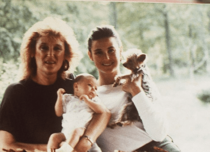 Demi Moore ujawnia dramatyczne szczegóły swojej młodości: “Moja matka sprzedała mnie za 500 dolarów”