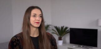 Osoba przeglądająca zbiórkę charytatywną na smartfonie
