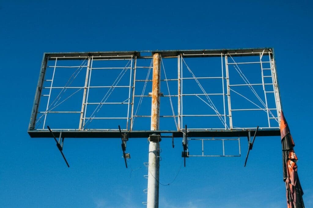 Reklama wielkoformatowa – klucz do efektywnej promocji w przestrzeni miejskiej Reklama wielkoformatowa Reklama wielkoformatowa