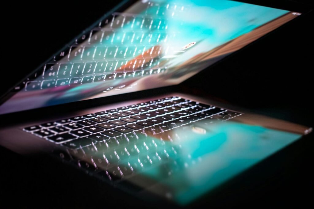 Ewolucja światłowodu. Od eksperymentów optycznych do rewolucji w telekomunikacji Ewolucja światłowodu Ewolucja światłowodu