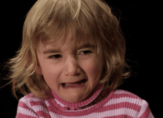 Koszmar 5-latki w Gnieźnie. Ojczym zmuszał ją do jedzenia papieru i brutalnie pobił Płaczące dziecko