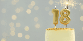 Krótkie życzenia na 18 urodziny – najlepsze inspiracje Krótkie życzenia na 18 urodziny