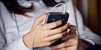 Polacy spędzają coraz więcej czasu w sieci. Większość tego nie kontroluje