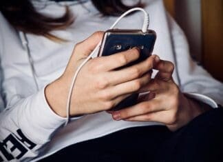 Polacy spędzają coraz więcej czasu w sieci. Większość tego nie kontroluje