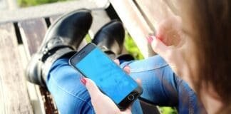 Szkoły wprowadzają zakaz korzystania w telefonów.