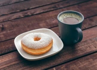 Pyszny, ale bardzo kaloryczny. Jak „spalić”pączka?
