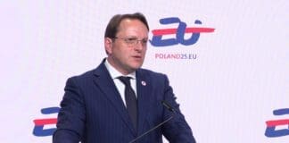Młoda osoba podczas konsultacji lekarskiej
